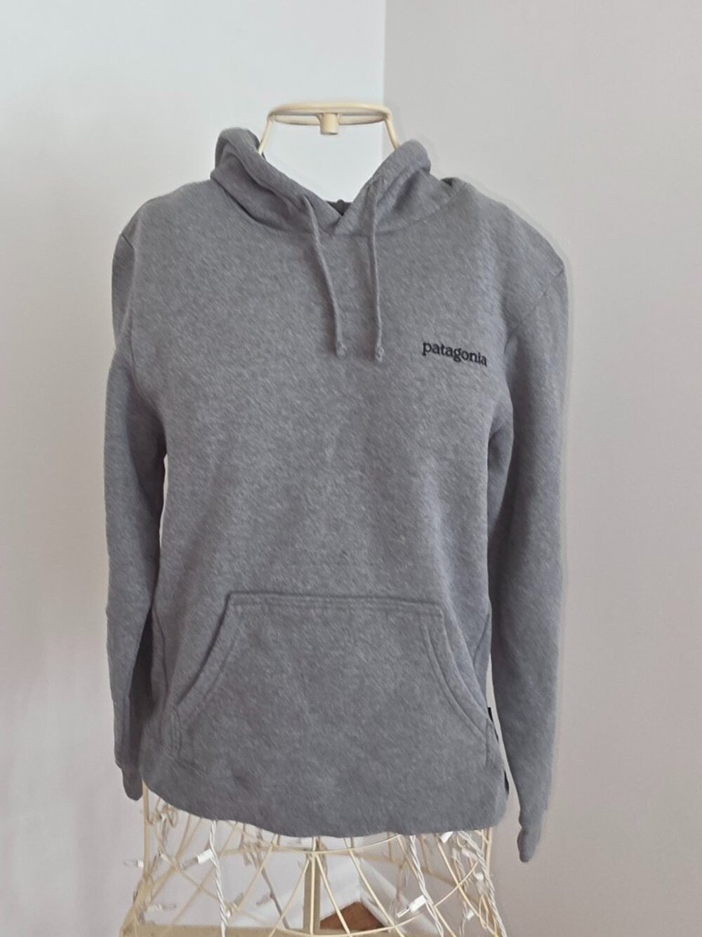 Patagonia Hoodie Small Gray Pullover Sweatshirt Logo Front & Back